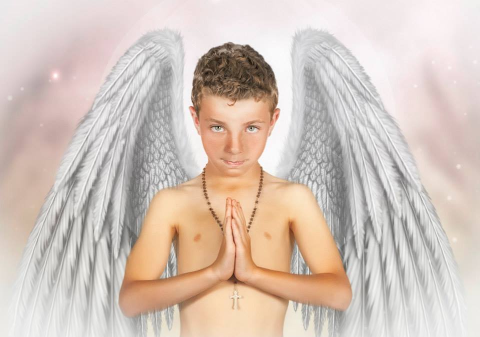foto de comunion de niño con alas de angel